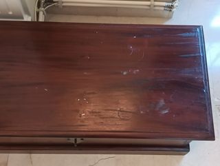 Baúl de madera con detalles metálicos