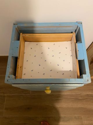 Cajonera de madera azul y amarilla