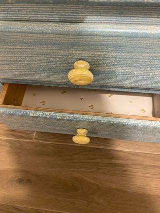 Cajonera de madera azul y amarilla