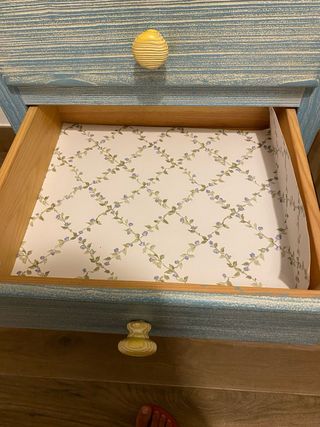 Cajonera de madera azul y amarilla