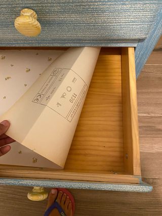 Cajonera de madera azul y amarilla