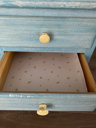 Cajonera de madera azul y amarilla