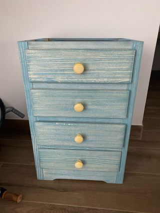Cajonera de madera azul y amarilla