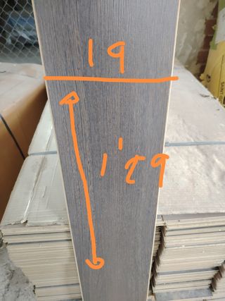 Parquet madera oscura puesto y quitado en una ofic