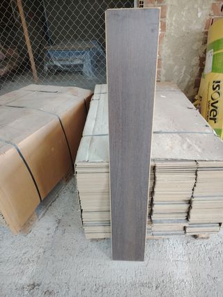 Parquet madera oscura puesto y quitado en una ofic