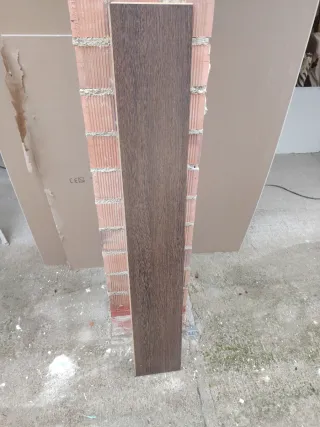 Parquet madera oscura puesto y quitado en una ofic