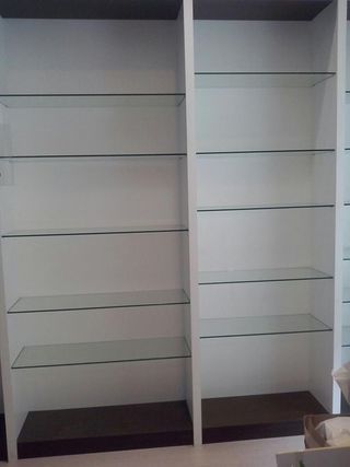 Estanterías y mostrador de madera y cristal