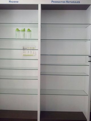 Estanterías y mostrador de madera y cristal