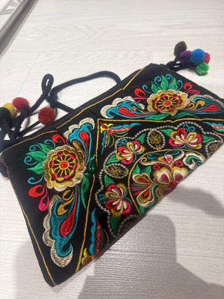 Bolso de mano bordado con pompones
