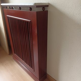 Cubreradiador de madera y mármol
