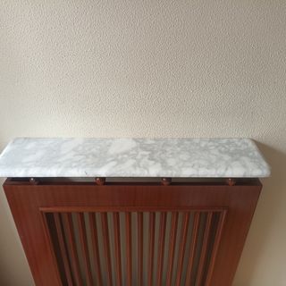 Cubreradiador de madera y mármol