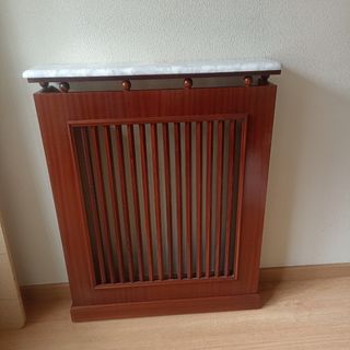 Cubreradiador de madera y mármol