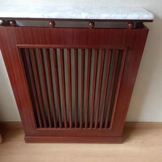 Cubreradiador de madera y mármol