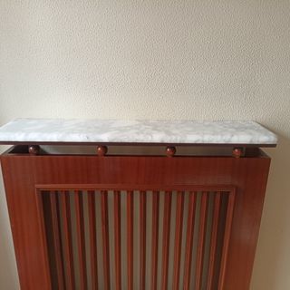 Cubreradiador de madera y mármol