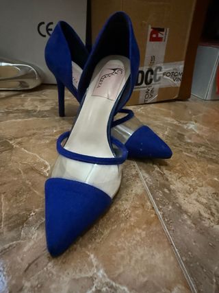 Zapatos de tacón azul con transparente