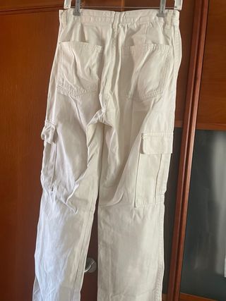 Pantalón Stradivarius ancho con bolsillos later