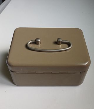 Caja de seguridad metálica beige con llave