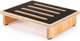 Taburete de madera con superficie de goma