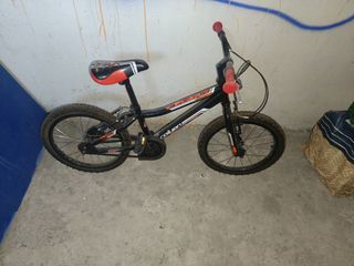 Bicicleta infantil negra y roja
