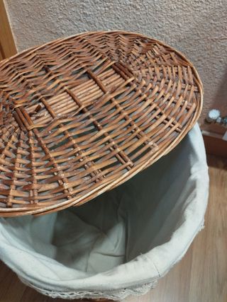 Cesto de mimbre con tapa y forro