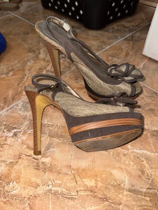 Zapatos de tacón beige y marrón