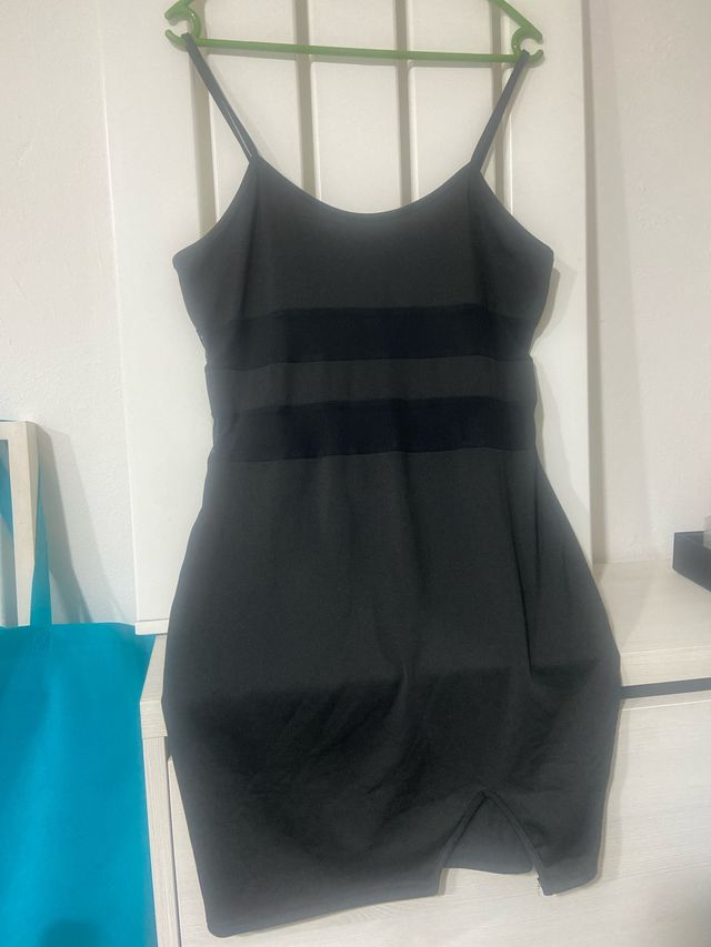 Vestido de fiesta negro con tirantes
