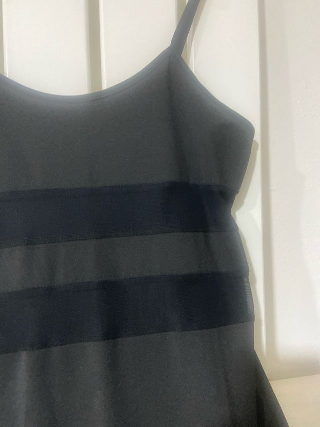 Vestido de fiesta negro con tirantes