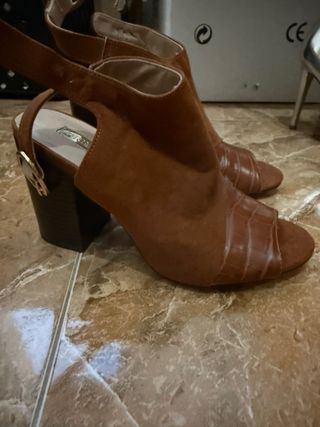 Botines de tacón marrón