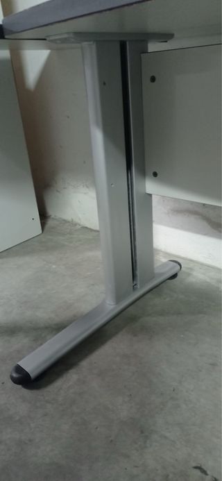 Mobiliario de oficina: Escritorio y Estanterías