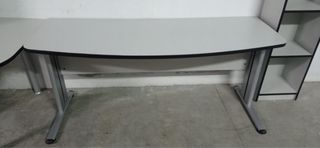 Mobiliario de oficina: Escritorio y Estanterías