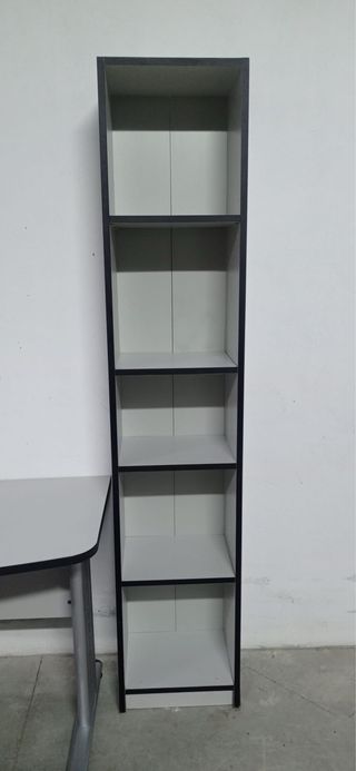 Mobiliario de oficina: Escritorio y Estanterías