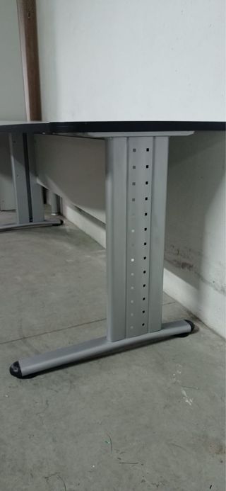 Mobiliario de oficina: Escritorio y Estanterías