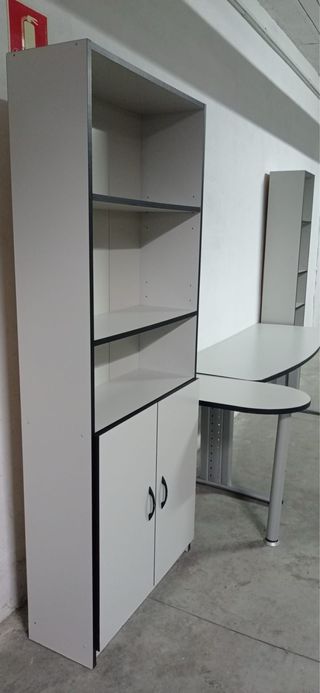 Mobiliario de oficina: Escritorio y Estanterías