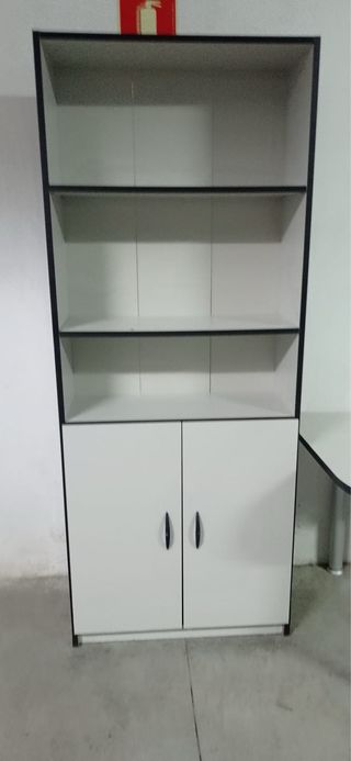 Mobiliario de oficina: Escritorio y Estanterías