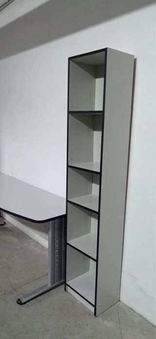 Mobiliario de oficina: Escritorio y Estanterías