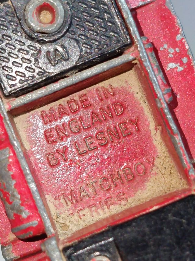 CAMION MERCEDES BENZ 1/64 MATCHBOX LESNEY