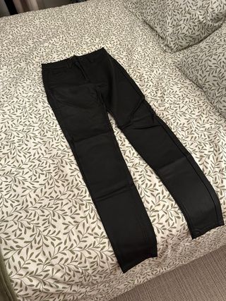 Pantalón cuero Stradivarius Negro