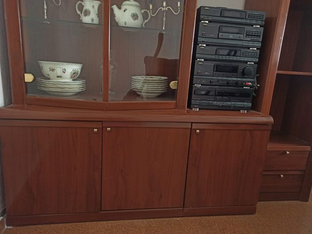 Mueble de salón madera y cristal