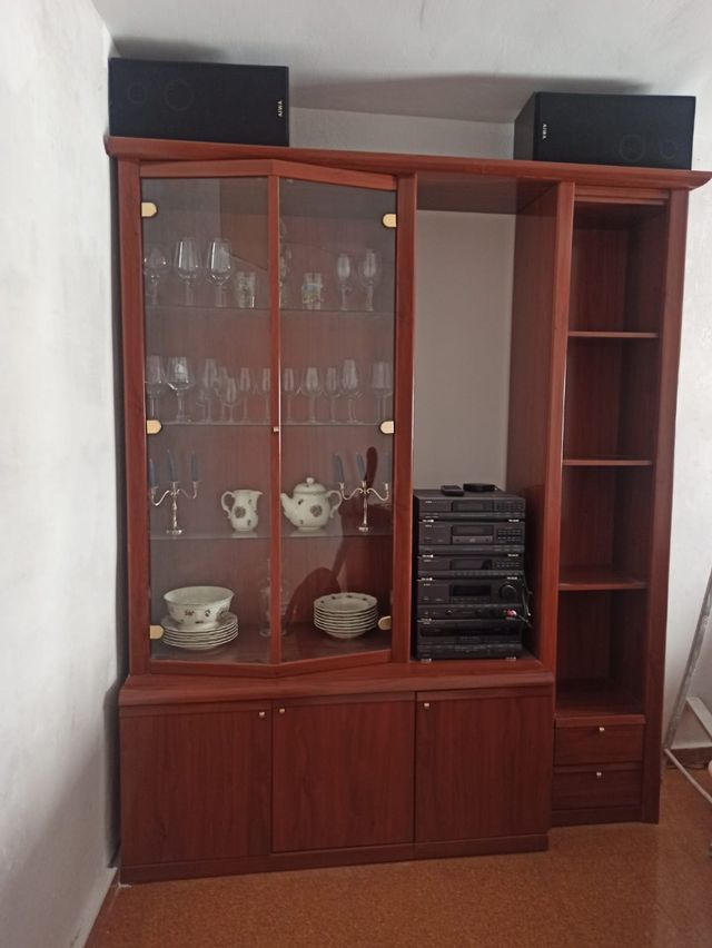 Mueble de salón madera y cristal