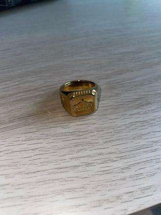 Anillo dorado con corona