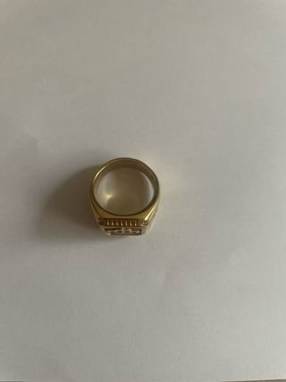 Anillo dorado con corona