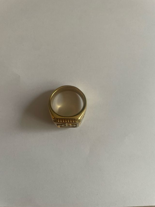 Anillo dorado con corona