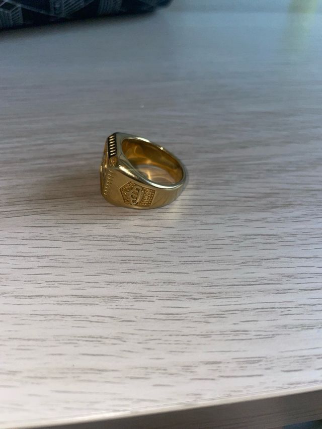 Anillo dorado con corona