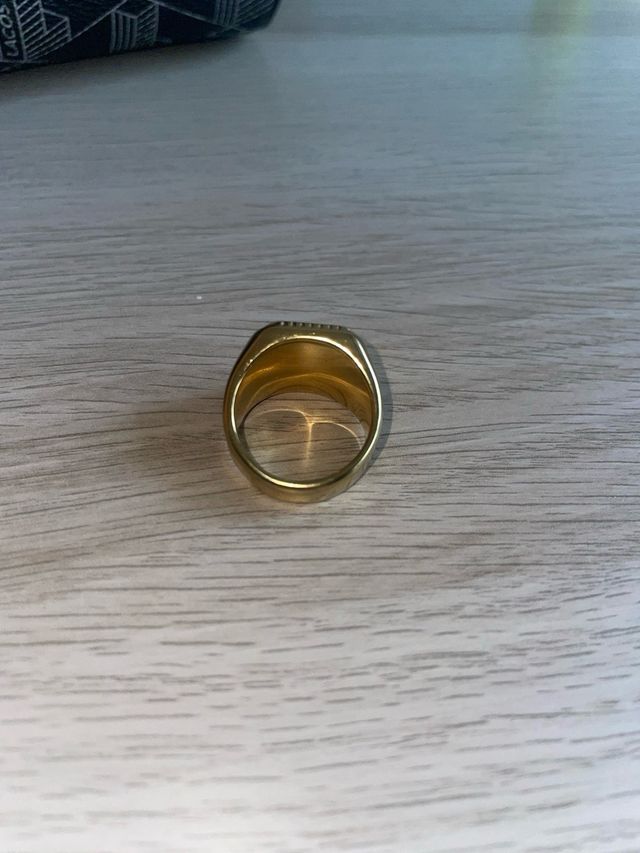 Anillo dorado con corona
