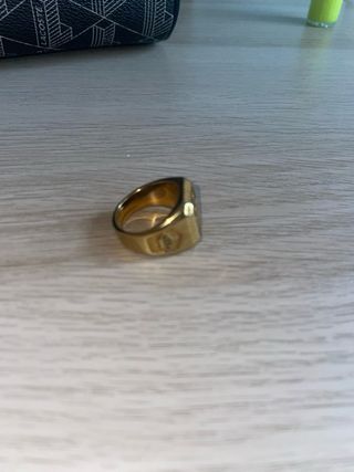 Anillo dorado con corona