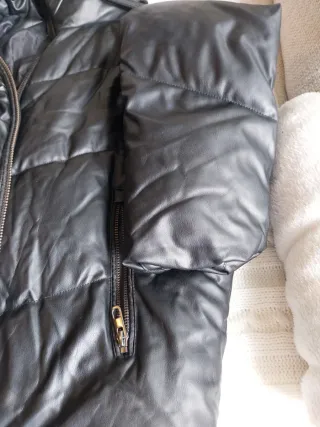 Cazadora polipiel ZARA negra T.XS