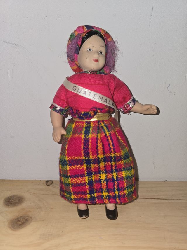 Muñeca Guatemala porcelana nueva muñecas del mundo