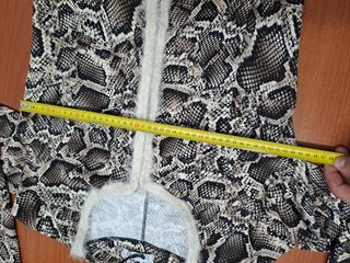 Camiseta con estampado de serpiente y detalles pel