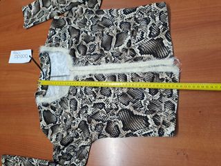 Camiseta con estampado de serpiente y detalles pel