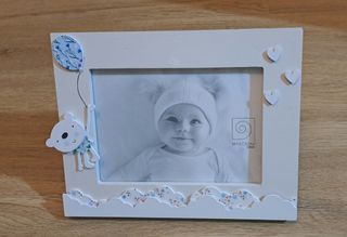 Cornice in legno con orsetto e palloncino